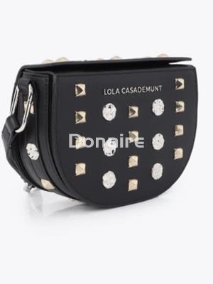 Bandolera negra con tachas oro y plata Lola Casademunt - Imagen 2